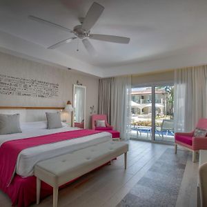 Deluxe Zimmer mit Kingsize-Bett und mit Schwimmbadblick